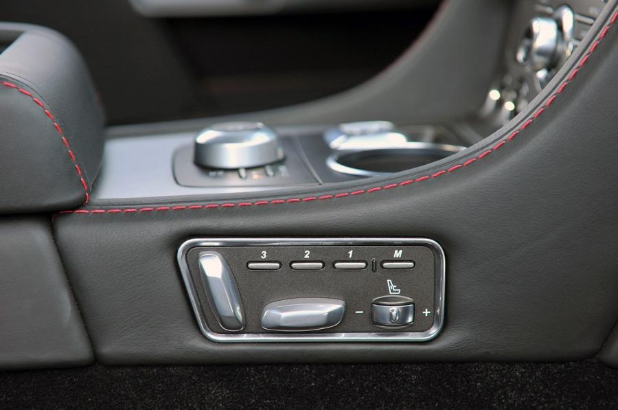 Детали интерьера Aston Martin Rapide S 2013 года  (NA) (фото 19 из 94)
